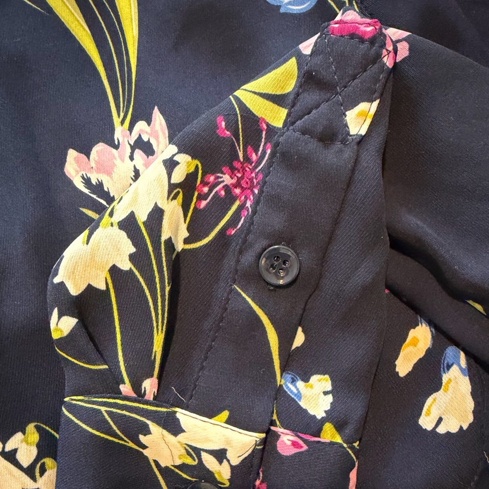 Floral semi shear blouse 🌺🌸🌹🌻 - Picture 6 of 8